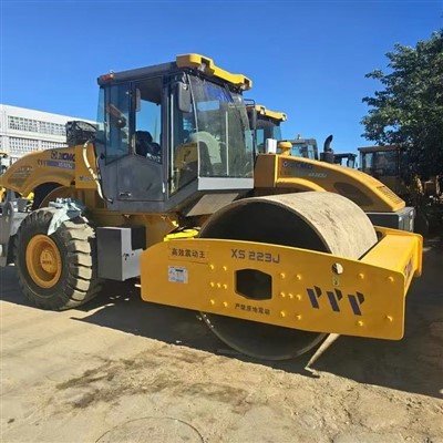 Rouleau compresseur XCMG XS223J d'occasion-